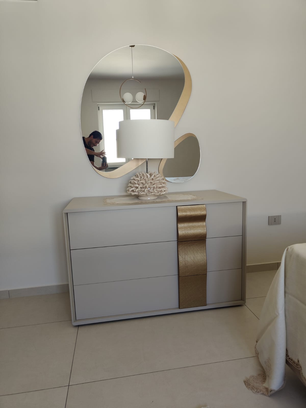 Comò con inserti effetto legno e specchio, realizzazione Molitierno Arredamenti
