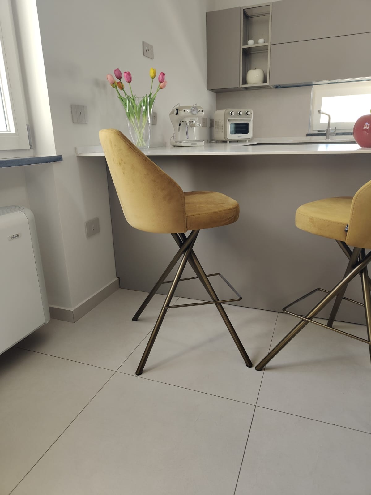 Cucina grigio perla con piano chiaro, realizzazione Molitierno Arredamenti