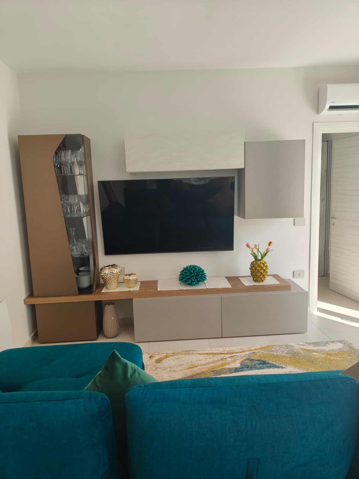 Parete TV sospesa con dettagli in legno, realizzazione Molitierno Arredamenti