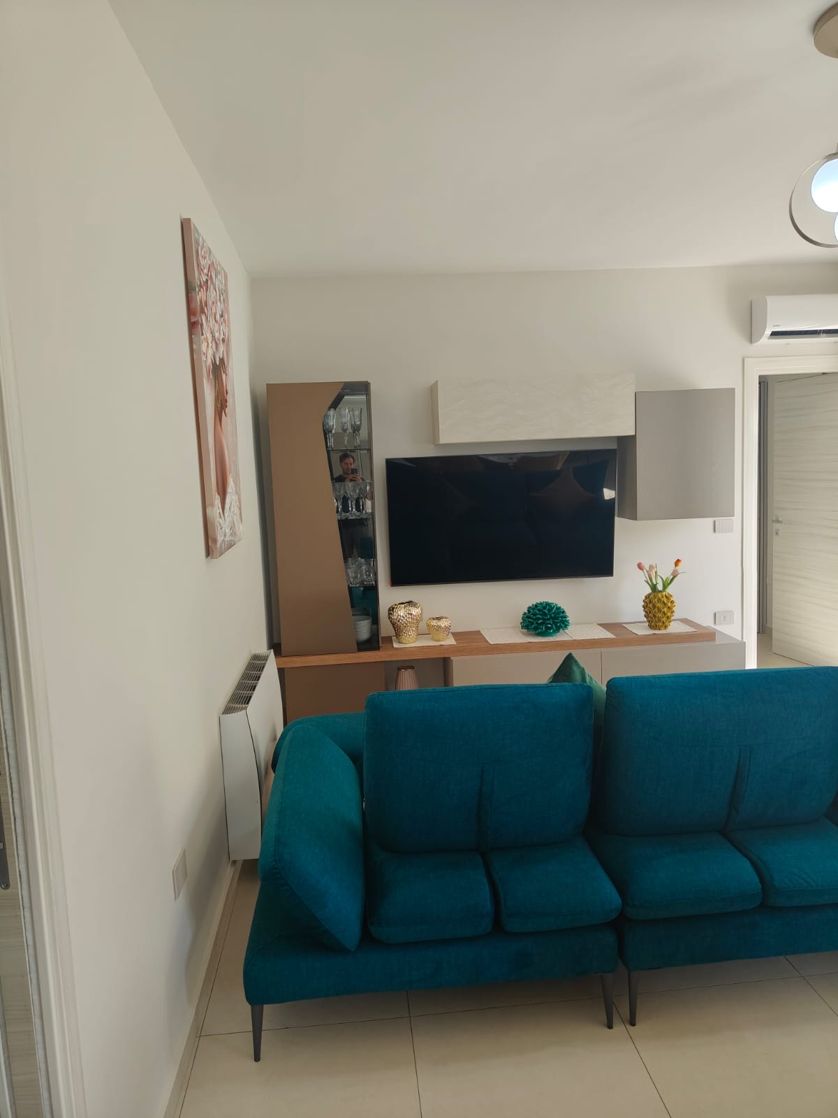 Living contemporaneo con cucina a vista, realizzazione Molitierno Arredamenti