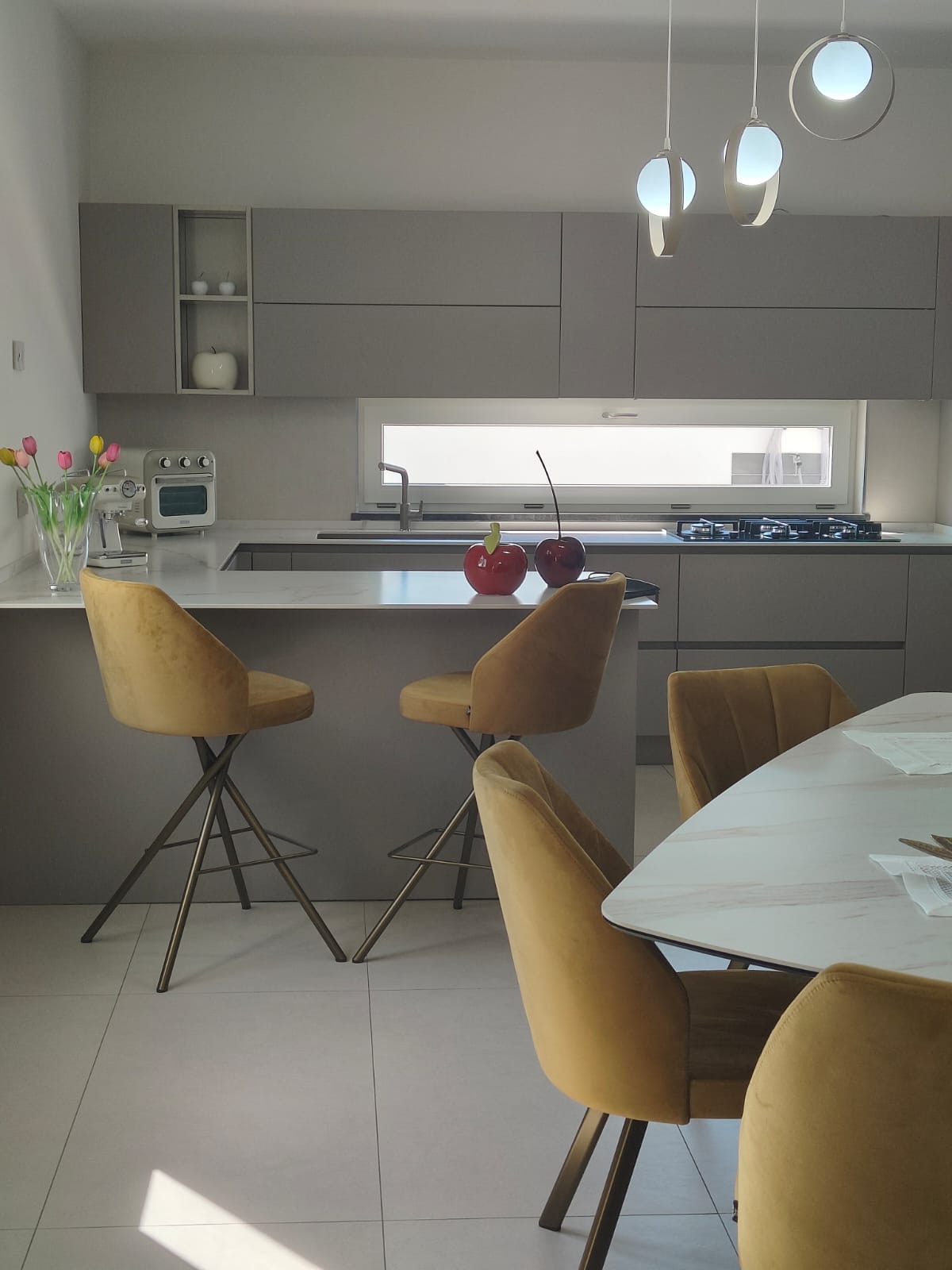 Penisola snack e tavolo coordinato, realizzazione Molitierno Arredamenti