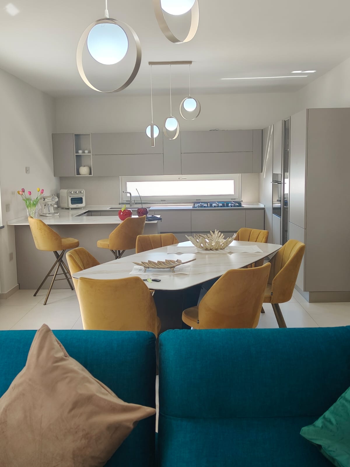 Continuità tra cucina e zona pranzo, realizzazione Molitierno Arredamenti
