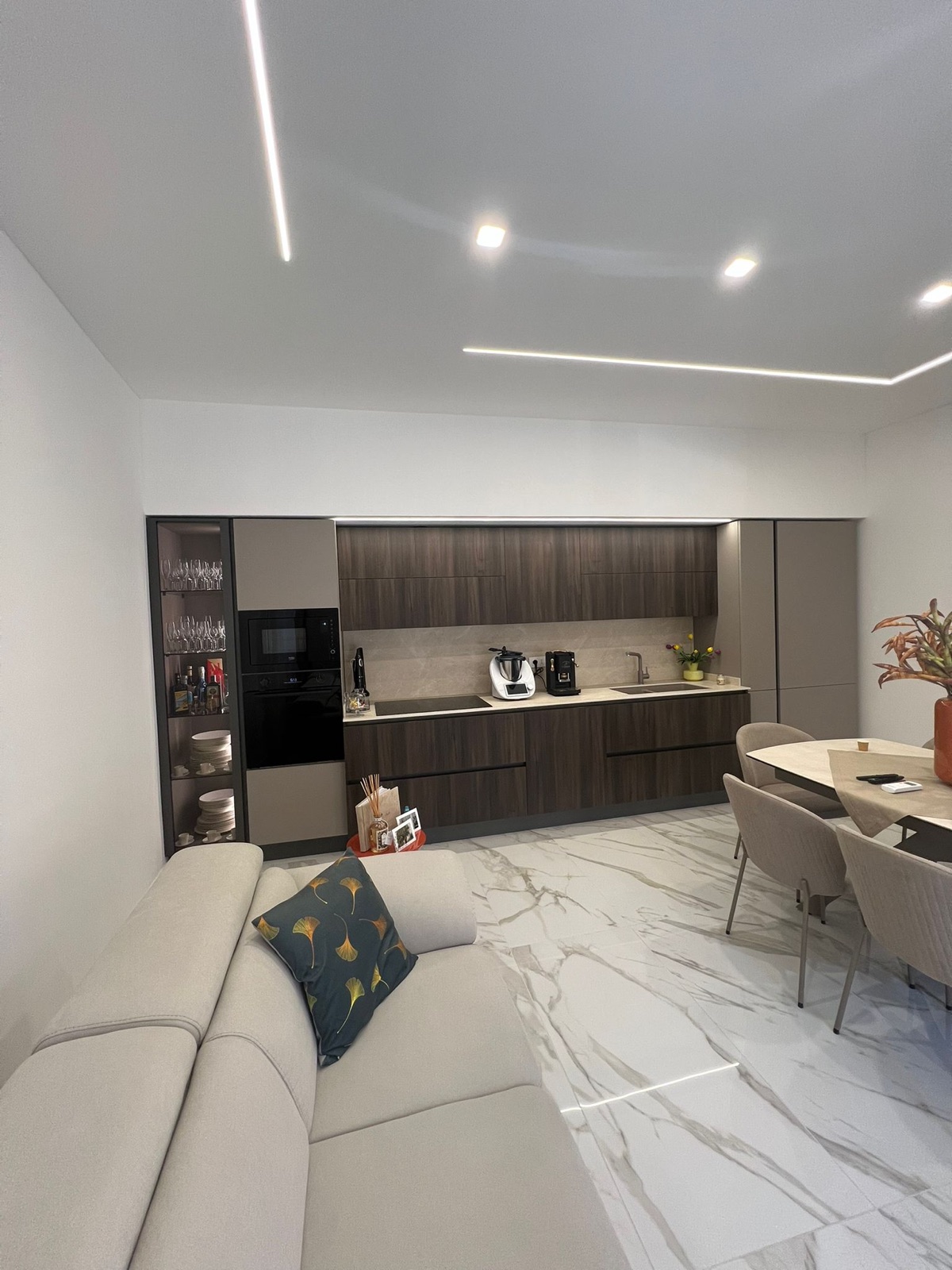 Cucina in legno scuro con luce sottopensile, realizzazione Molitierno Arredamenti