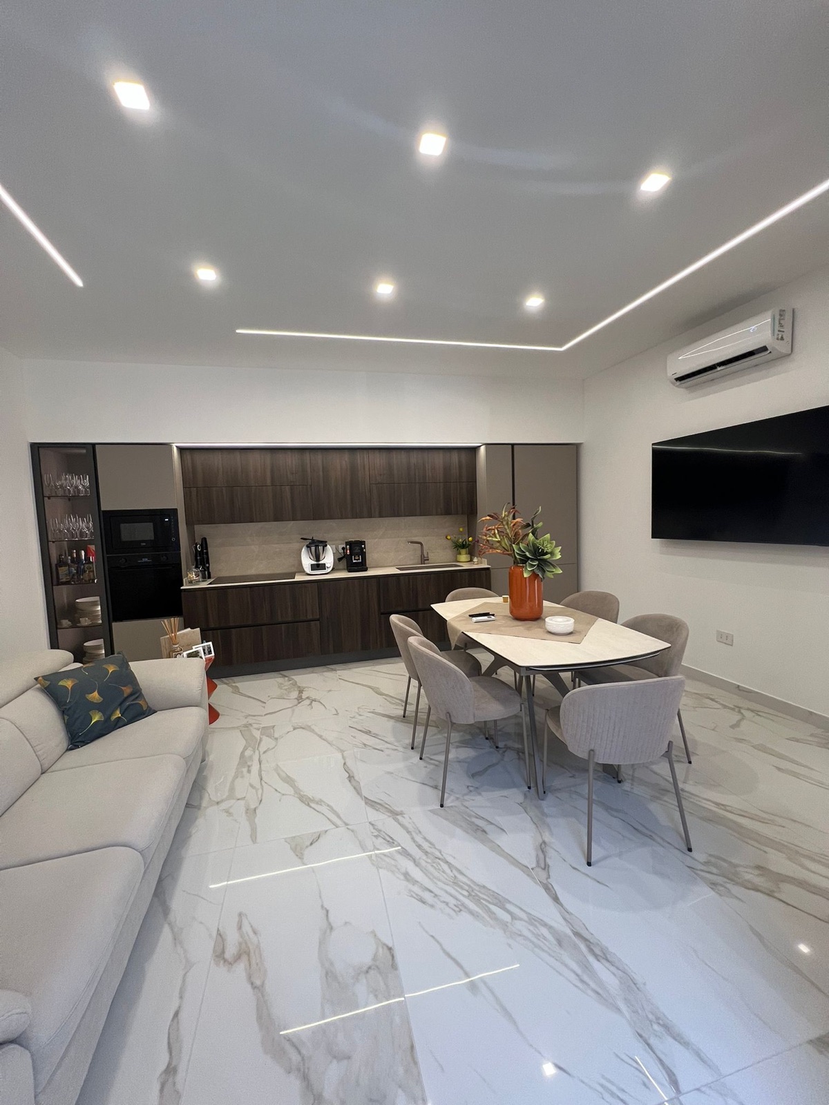 Open space con cucina, tavolo e living, realizzazione Molitierno Arredamenti
