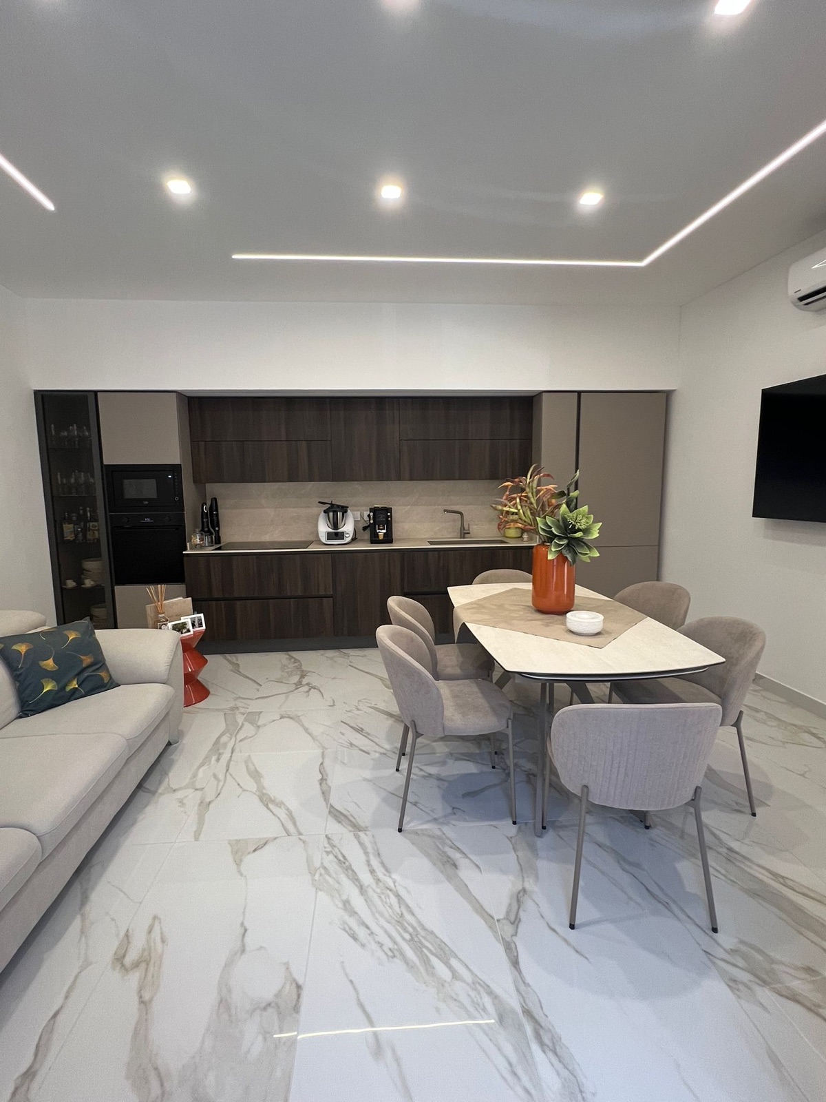 Cucina lineare e tavolo rotondo in gres, realizzazione Molitierno Arredamenti