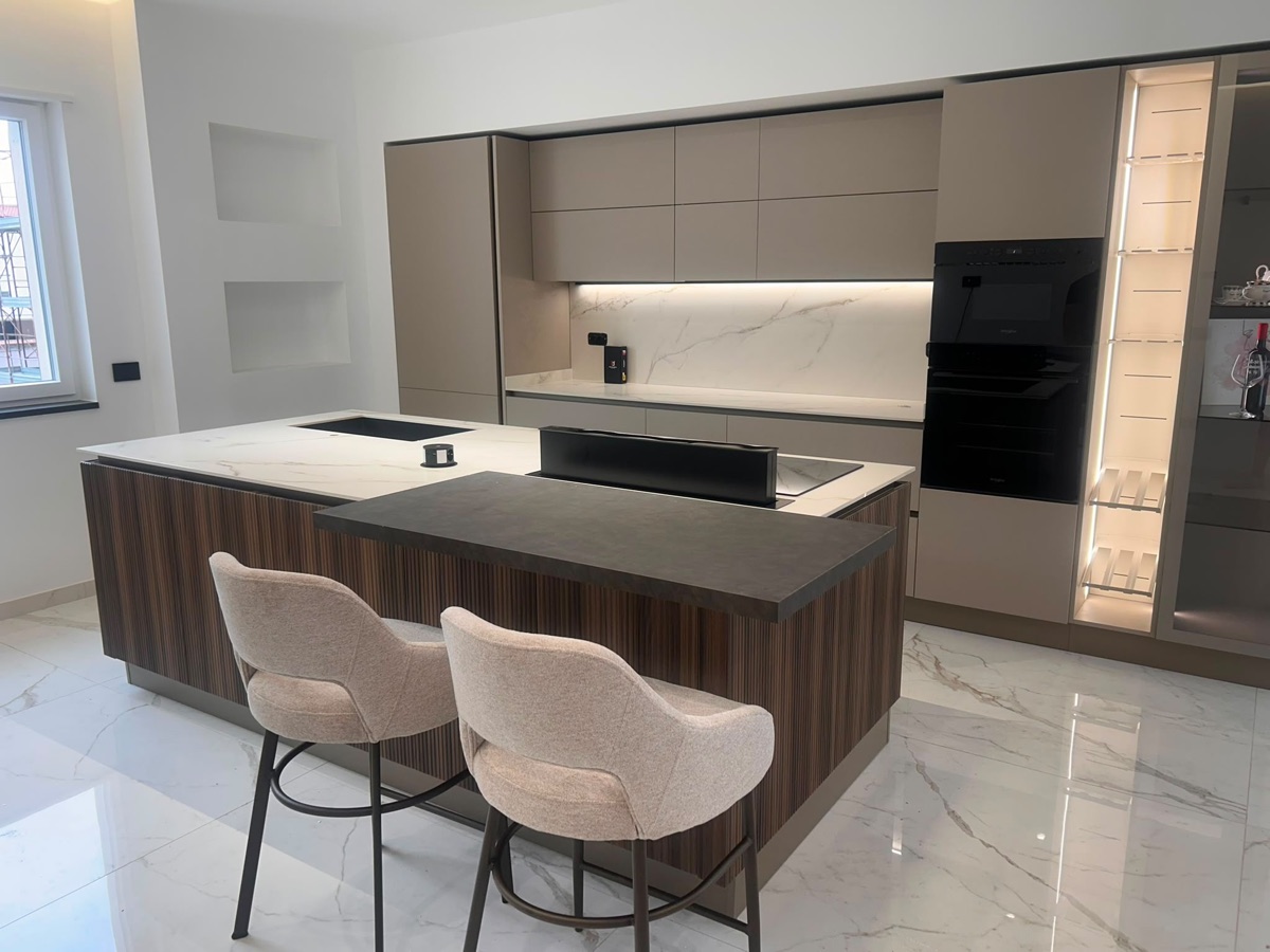 Cucina tortora con isola scanalata, realizzazione Molitierno Arredamenti