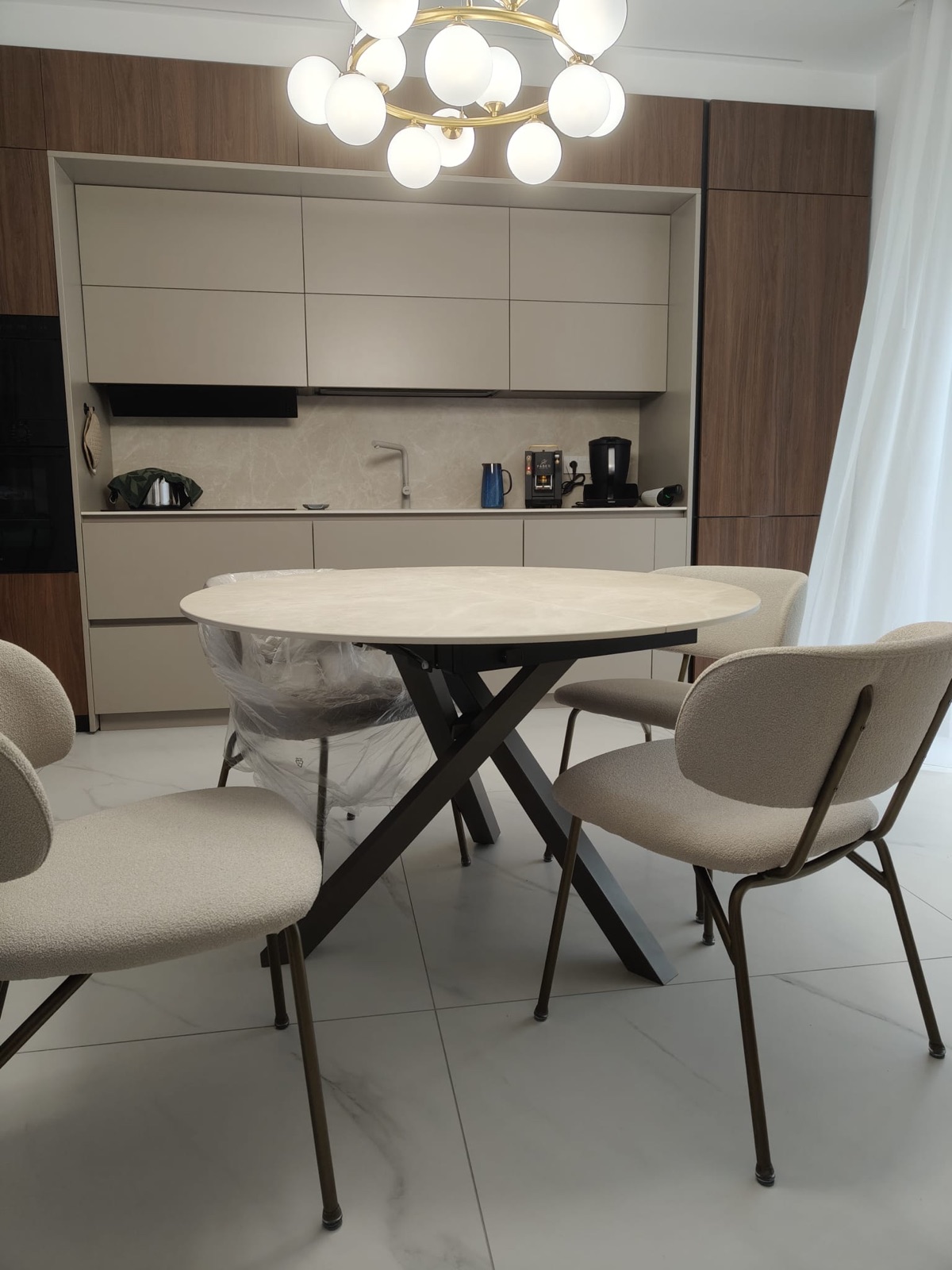 Zona pranzo coordinata alla cucina, realizzazione Molitierno Arredamenti