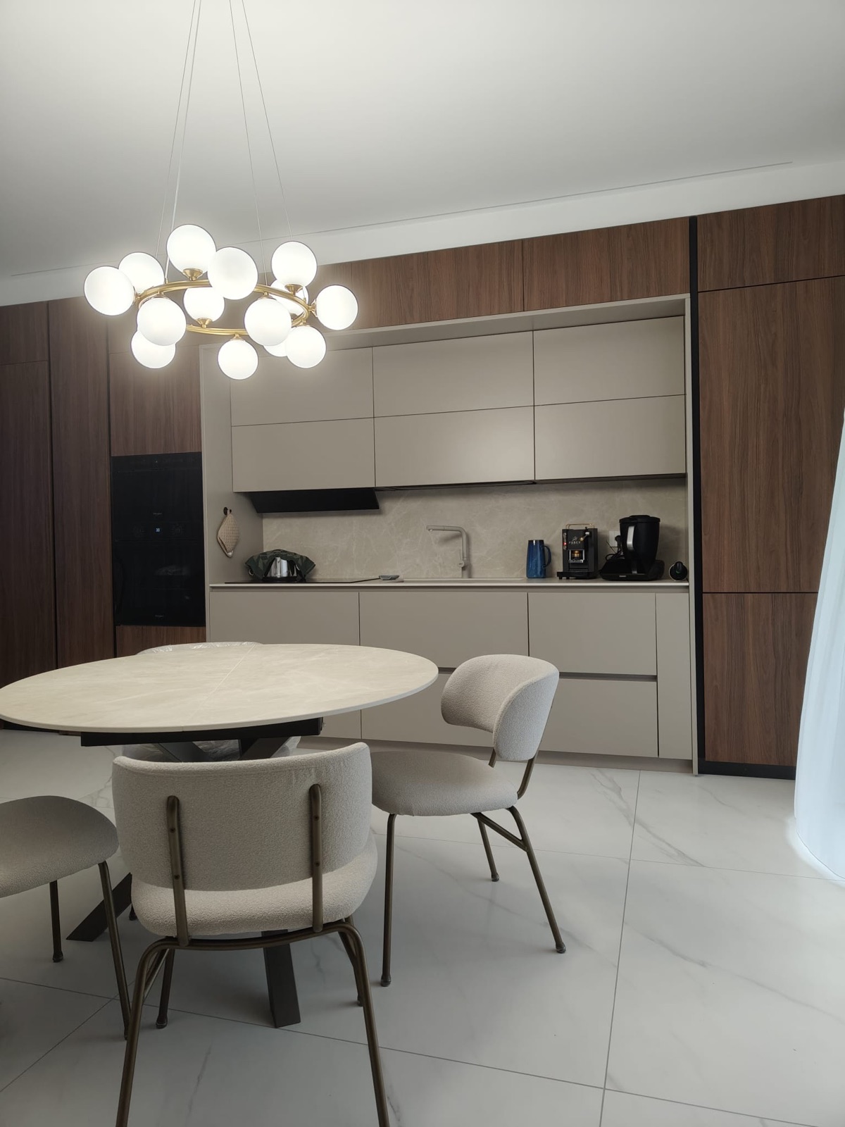 Tavolo in gres e parete cucina attrezzata, realizzazione Molitierno Arredamenti