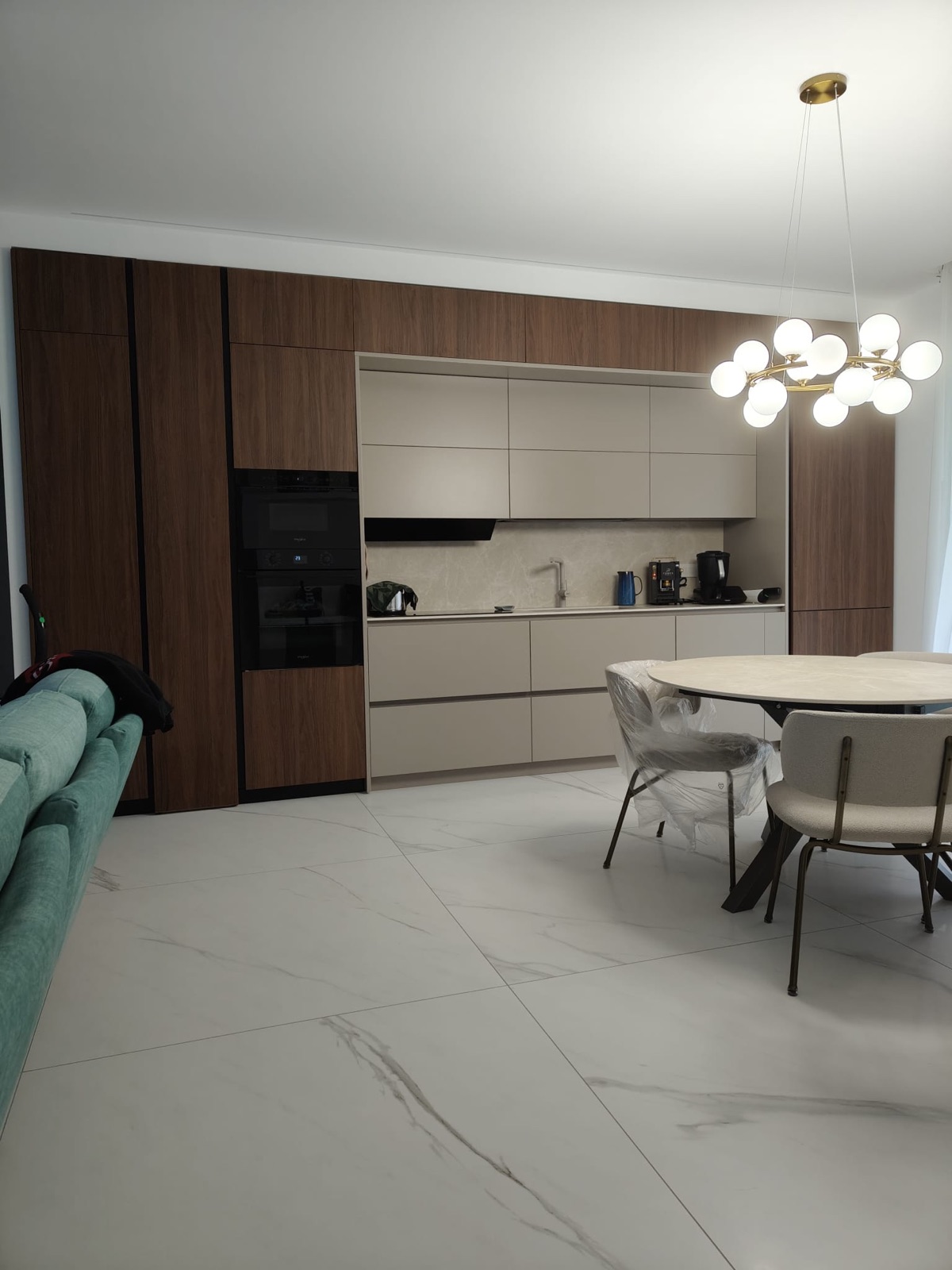 Composizione cucina dal living, realizzazione Molitierno Arredamenti