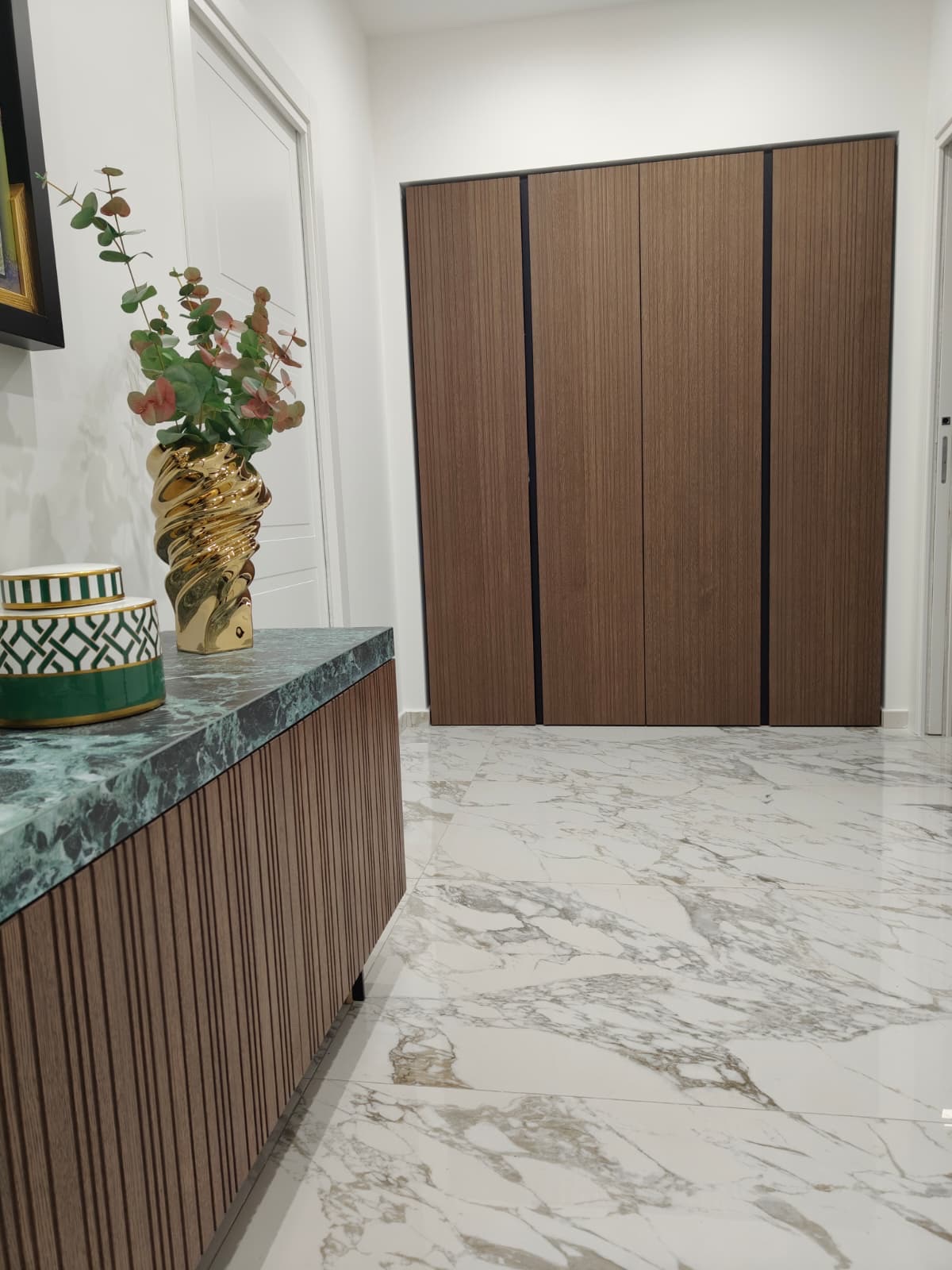 Consolle in noce con piano in marmo verde, realizzazione Molitierno Arredamenti