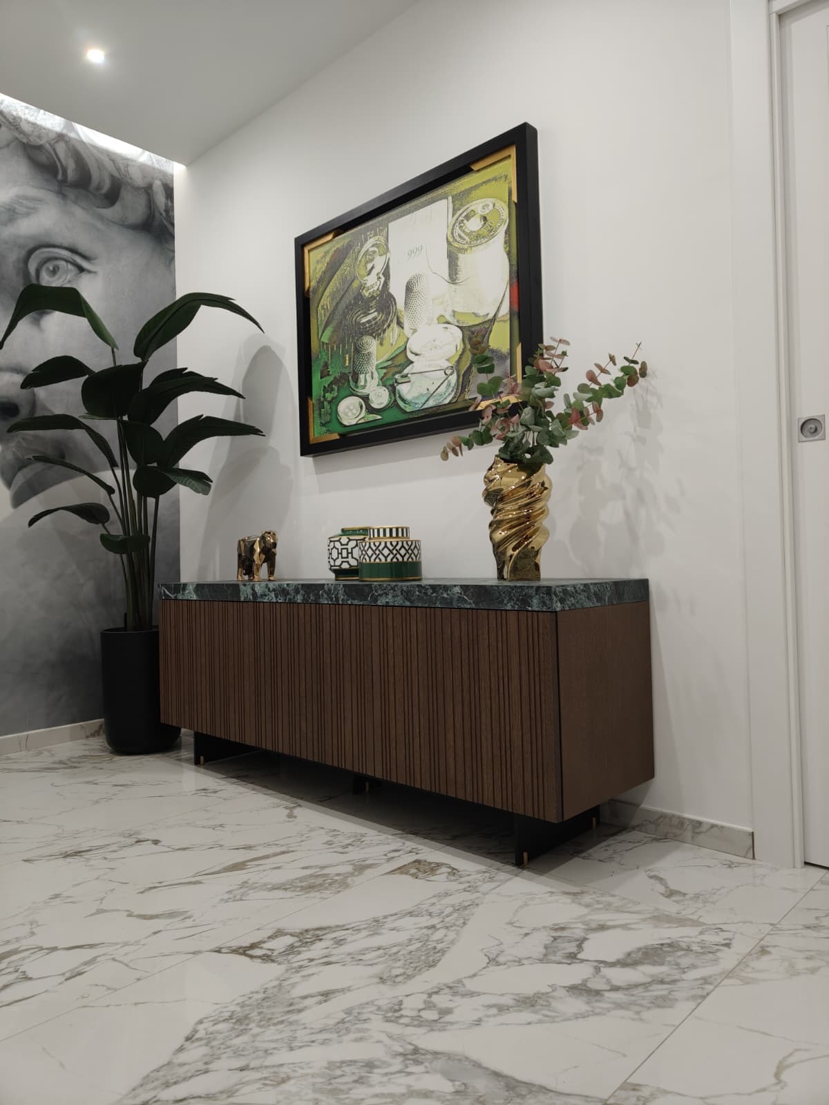 Ingresso con consolle sospesa e opere d'arte, realizzazione Molitierno Arredamenti