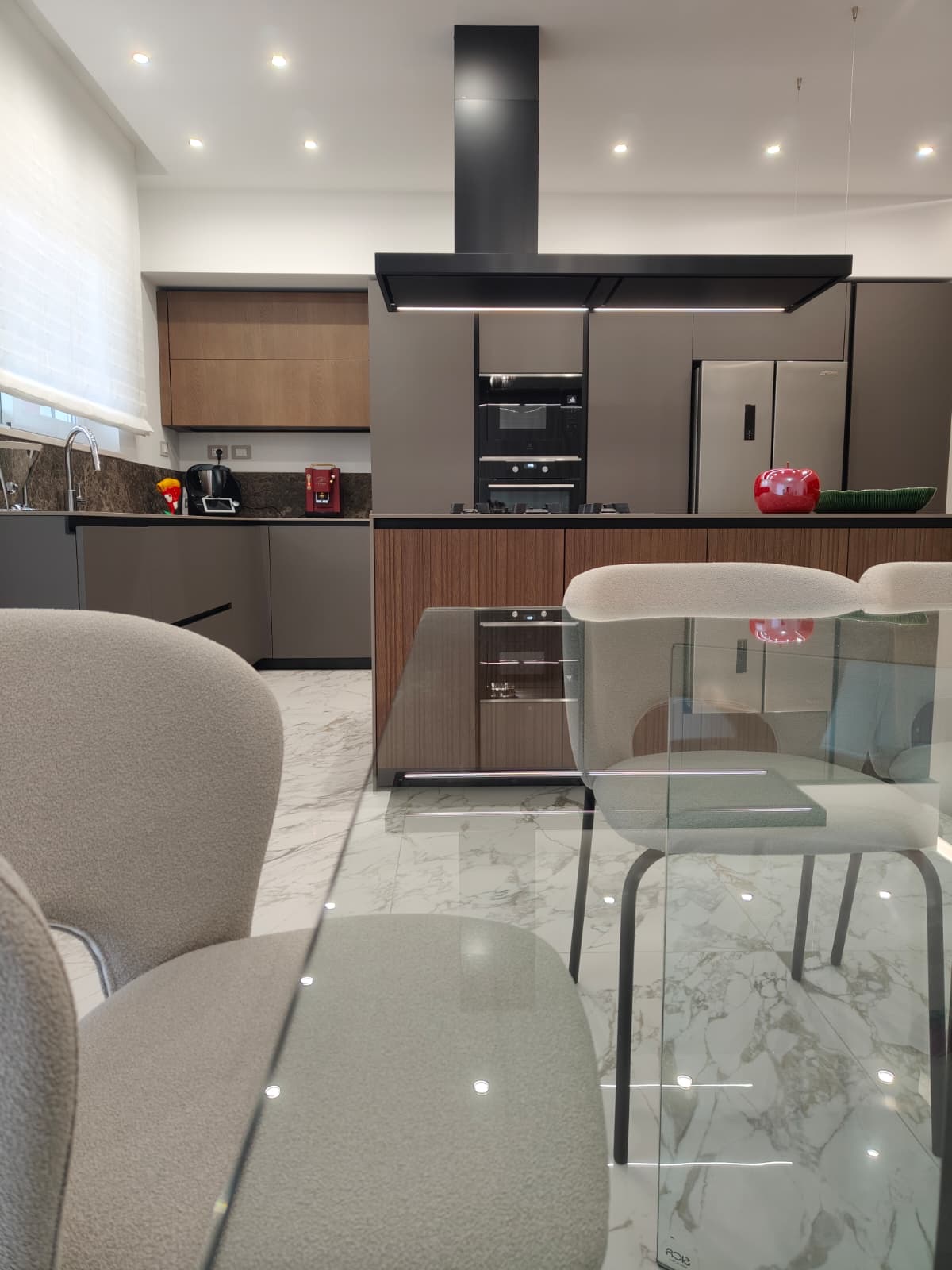 Cucina a vista con tavolo in cristallo, realizzazione Molitierno Arredamenti