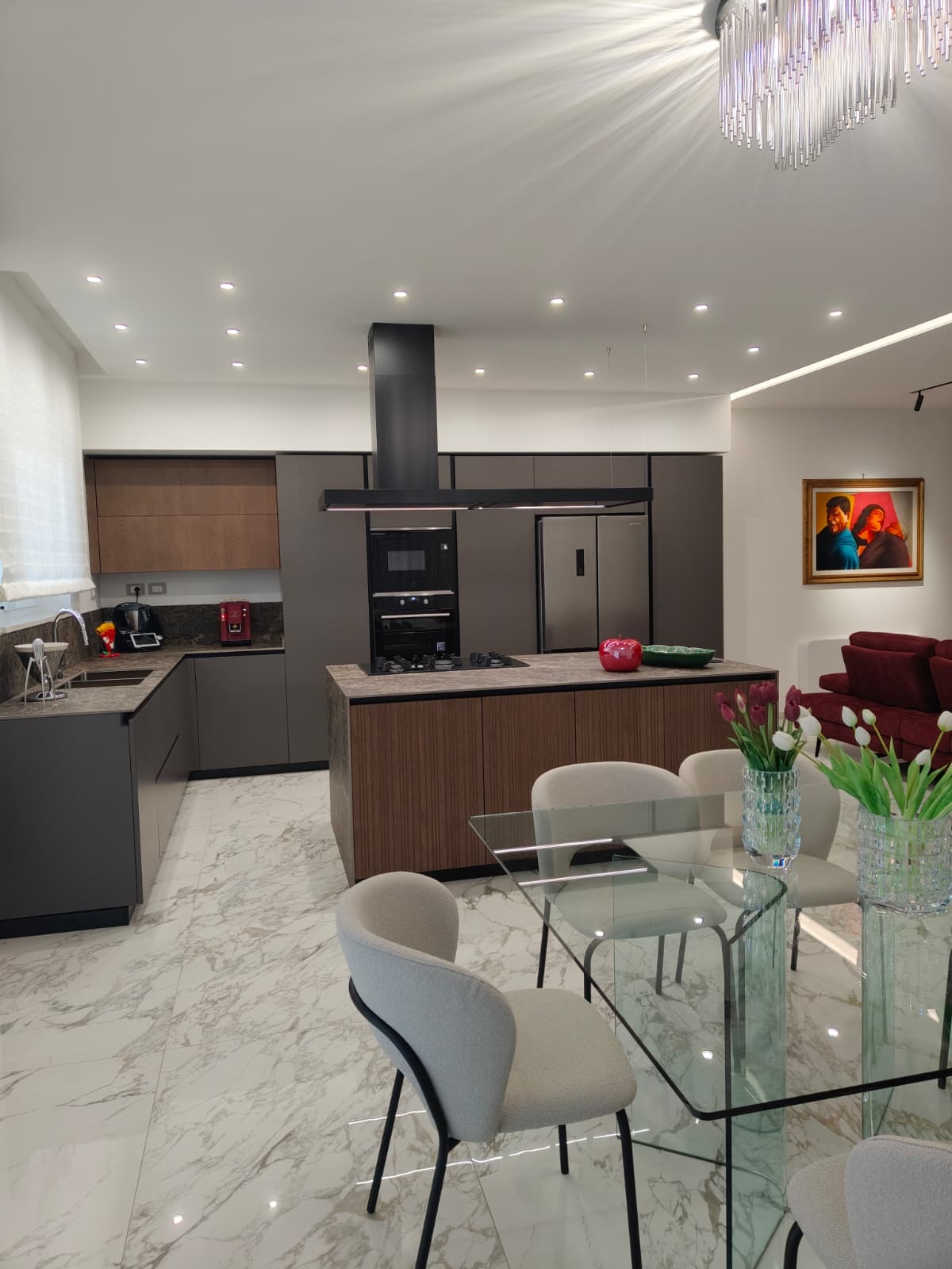 Cucina e pranzo in un unico ambiente, realizzazione Molitierno Arredamenti