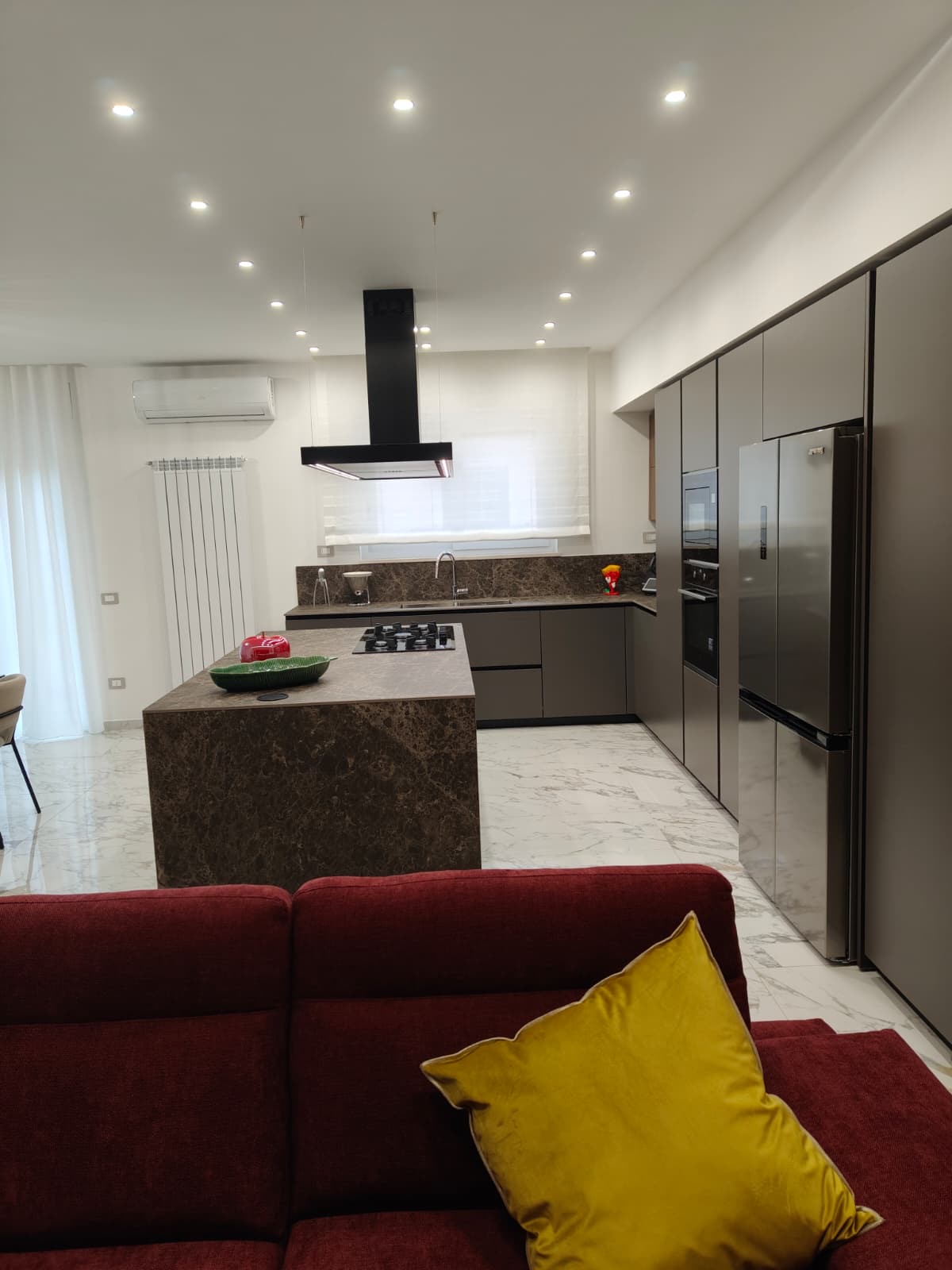 Parete cucina e isola in noce, realizzazione Molitierno Arredamenti