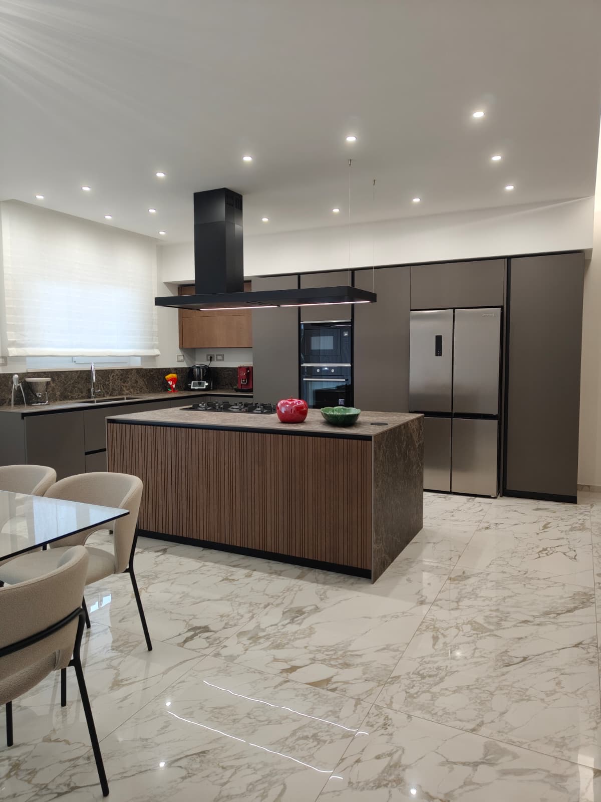 Cucina completa con colonne antracite, realizzazione Molitierno Arredamenti