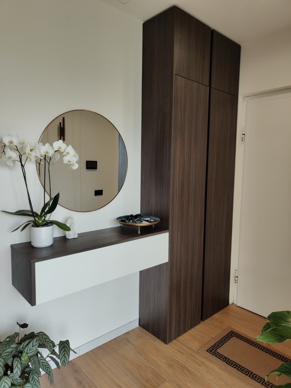 Boiserie e contenitore a tutta altezza, realizzazione Molitierno Arredamenti