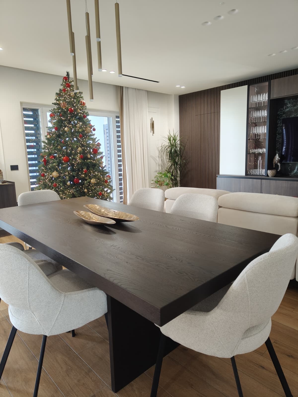 Tavolo in rovere e sedie chiare, realizzazione Molitierno Arredamenti