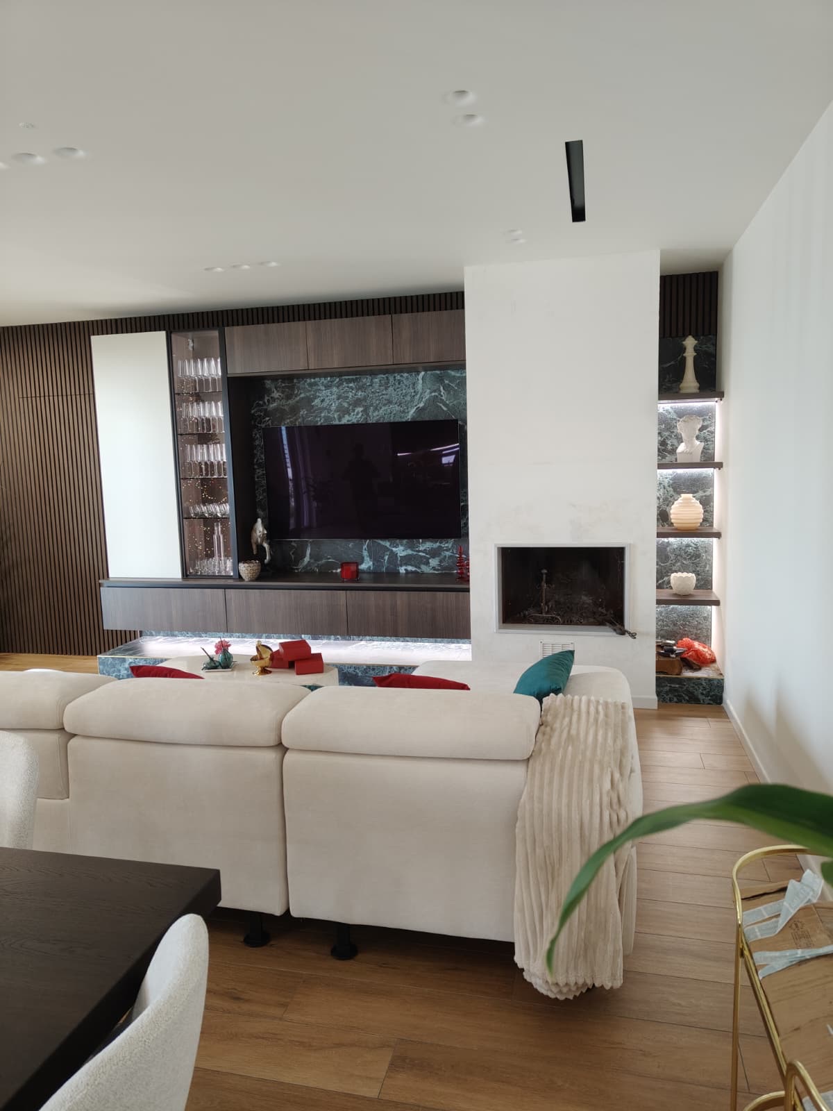 Living con divano chiaro e parete TV, realizzazione Molitierno Arredamenti