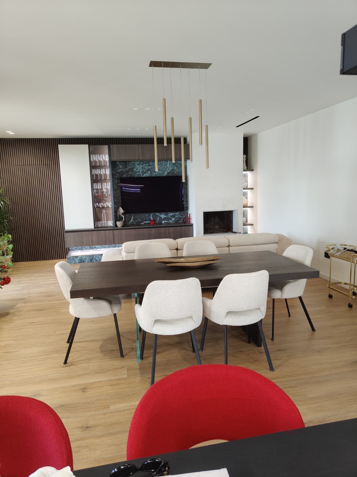 Sala da pranzo con accenti rosso corallo, realizzazione Molitierno Arredamenti