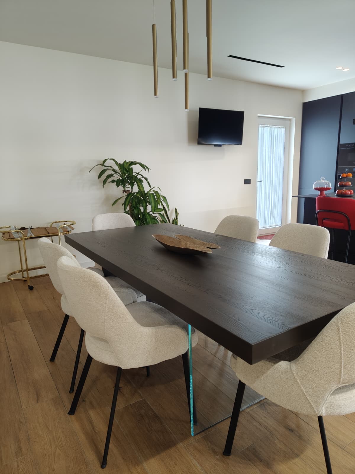 Tavolo in rovere con base centrale, realizzazione Molitierno Arredamenti