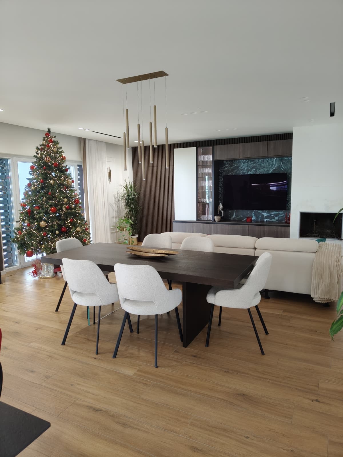 Zona giorno coordinata in rovere e bianco, realizzazione Molitierno Arredamenti