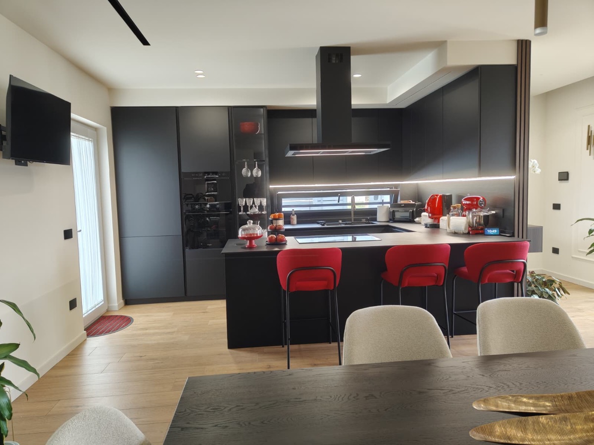 Cucina nera con penisola snack, realizzazione Molitierno Arredamenti