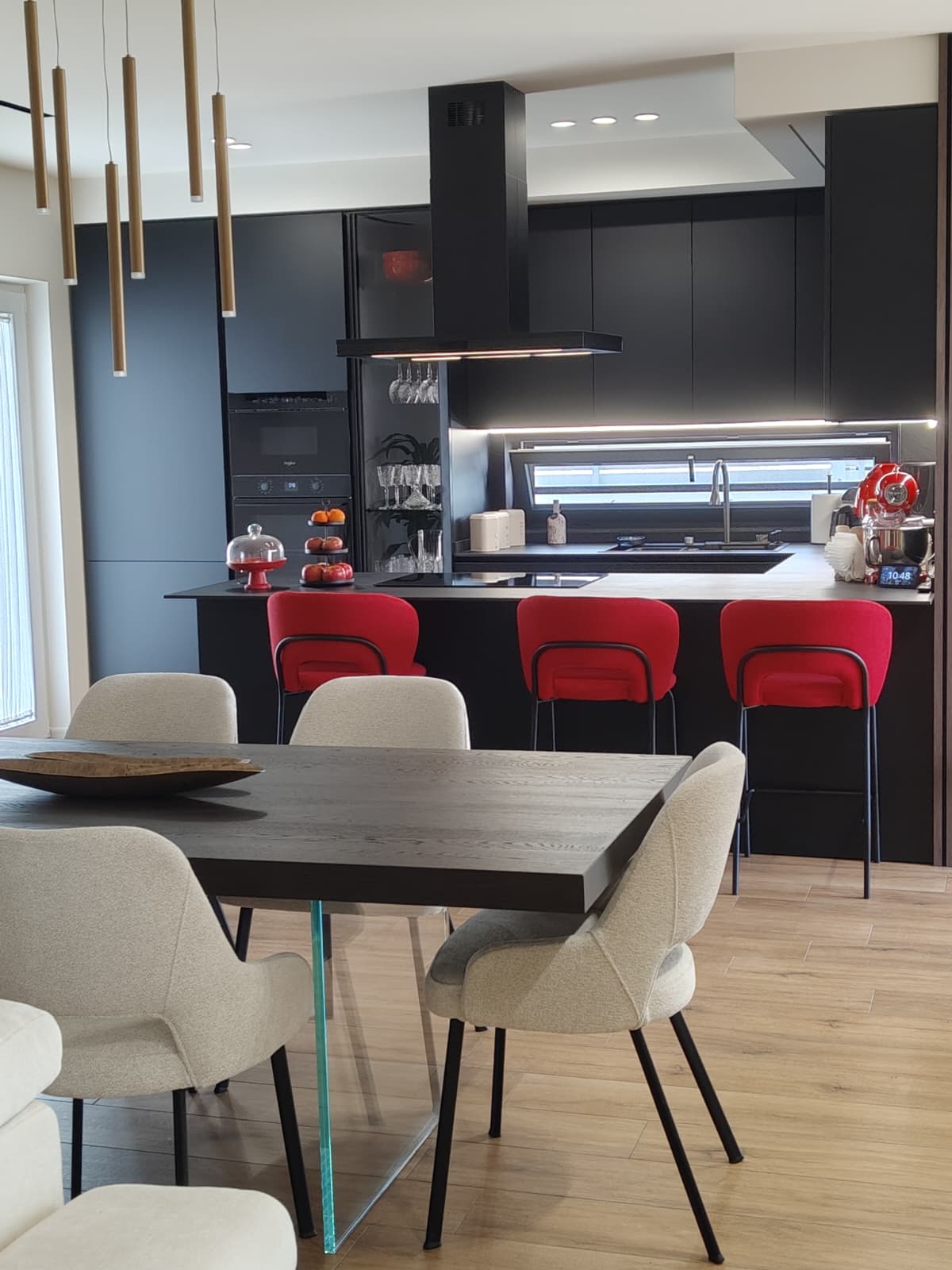 Cucina nera aperta sulla zona pranzo, realizzazione Molitierno Arredamenti
