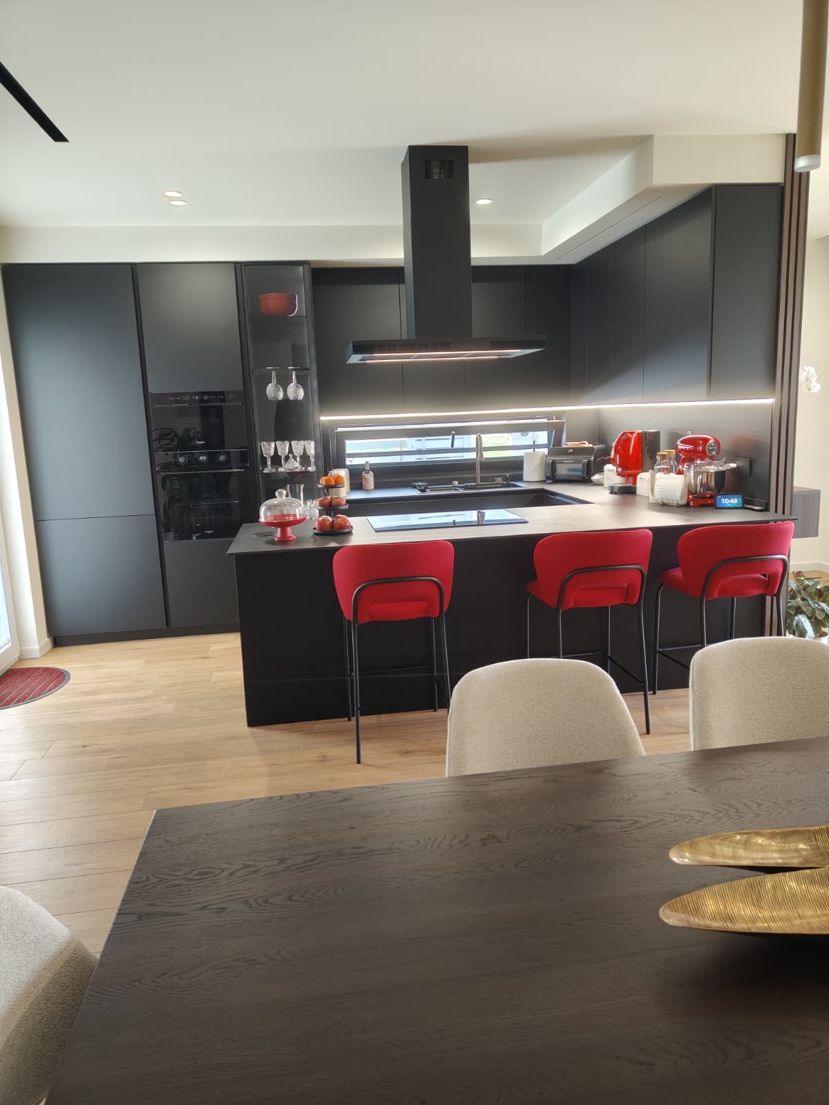 Cucina scura con accenti rosso corallo, realizzazione Molitierno Arredamenti
